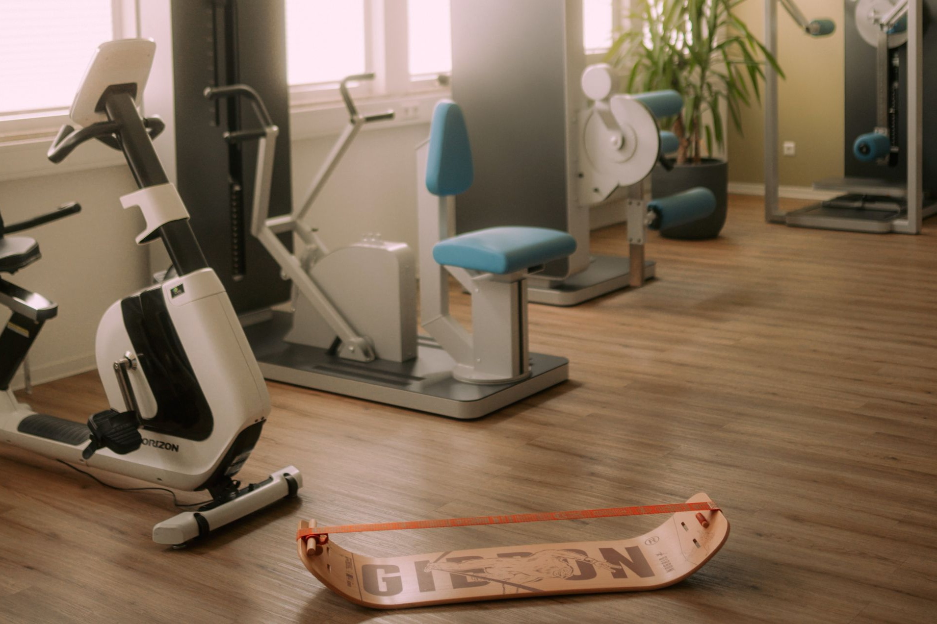 Hände beim Drücken eines Spenders mit Massage-Lotion